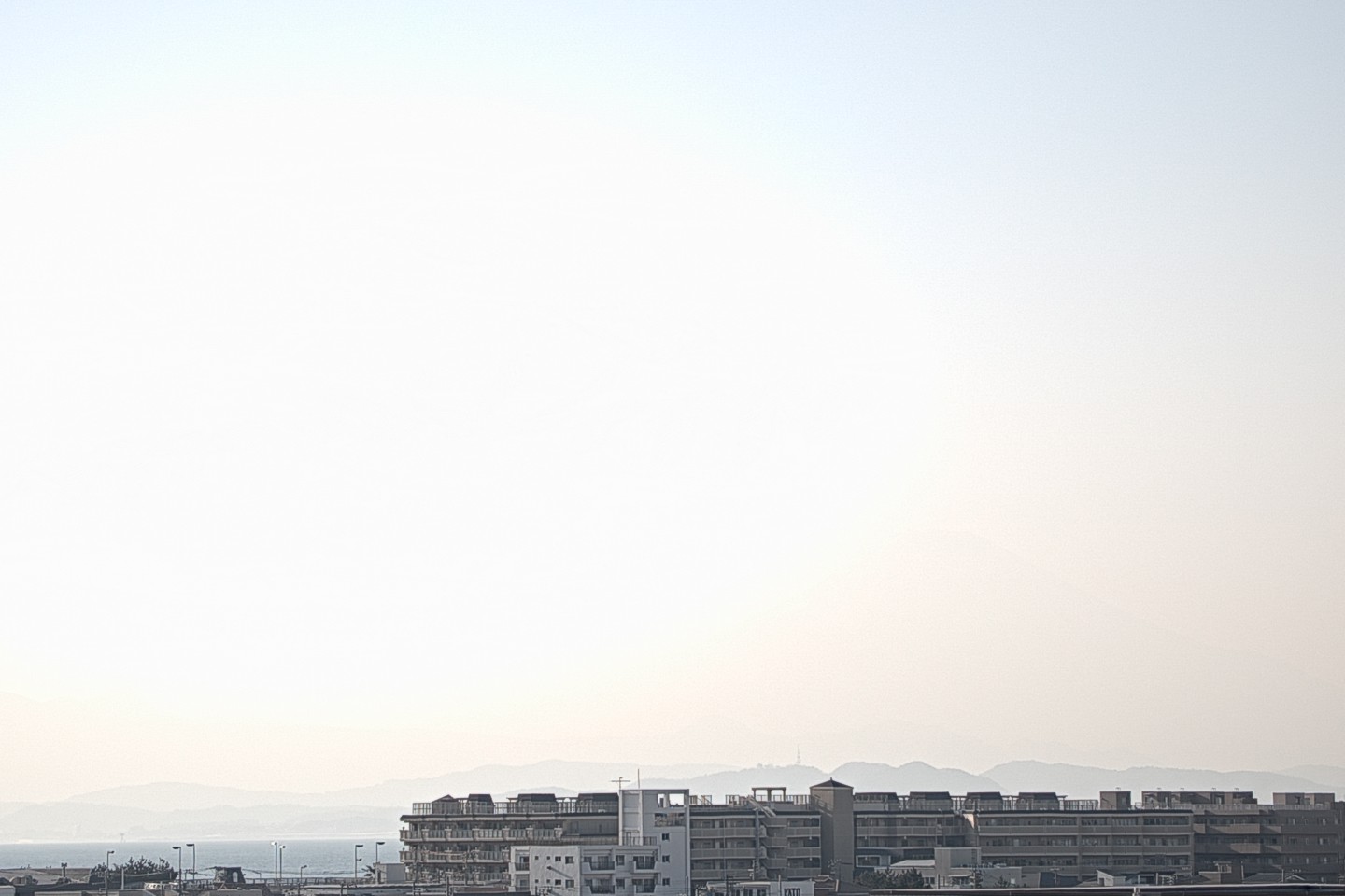 湘南モノレール湘南江の島駅５階ホーム改札階ルーフテラスからの富士ビューライブカメラで撮影（ライブ）